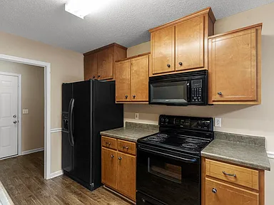 124 Elmwood Dr - Photo 2 of 32