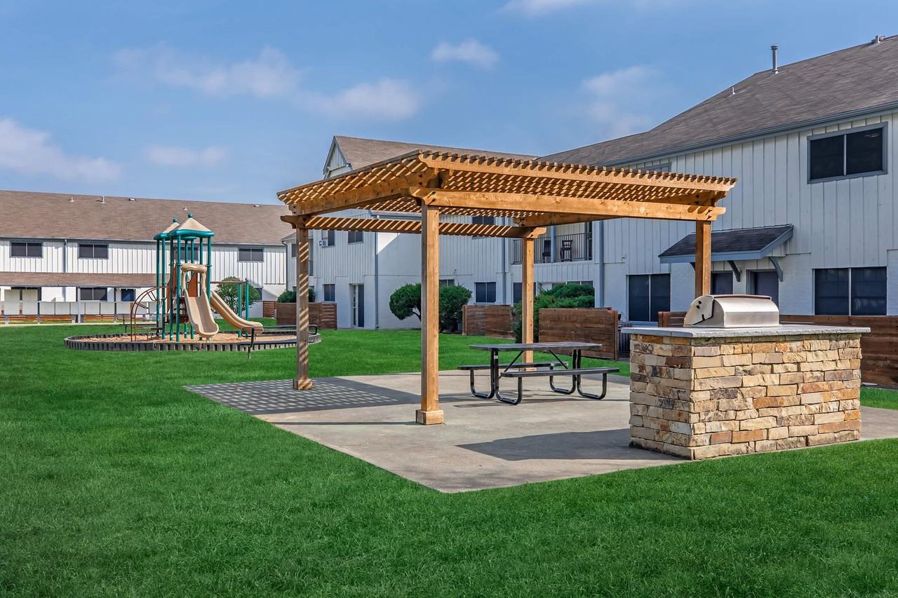 West End Crossing Apartments - Photo 3 of 27