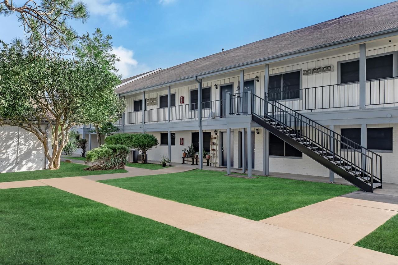 West End Crossing Apartments - Photo 4 of 27