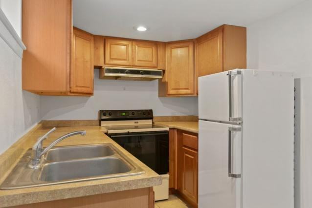 1039 1/2 N 24th St - Photo 3 of 7