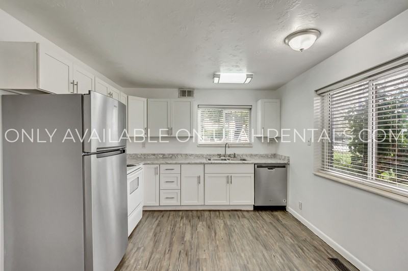 398 W State St - Photo 3 of 24