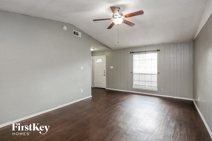 810 Tapley St - Photo 2 of 15