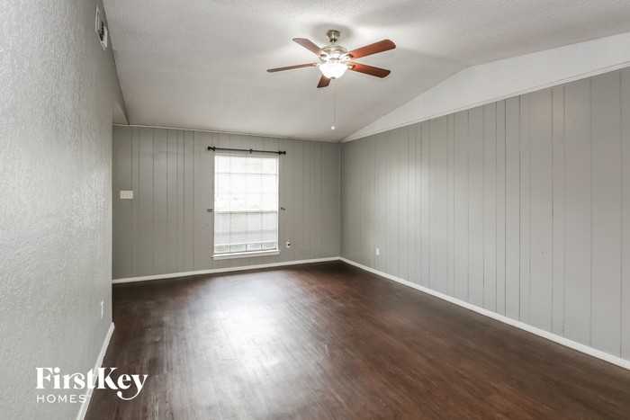 810 Tapley St - Photo 3 of 15