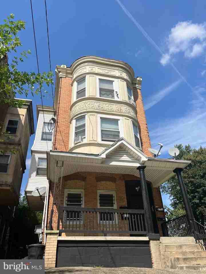 1711 W Tioga St #1 - Photo 2 of 12