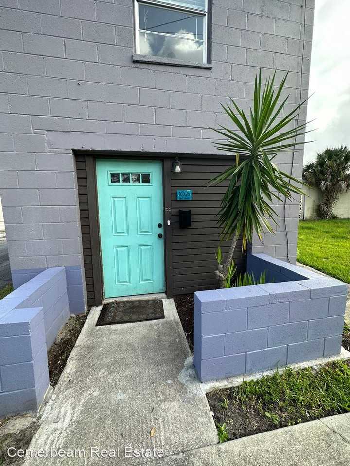 1025 Vine St - Photo 2 of 21