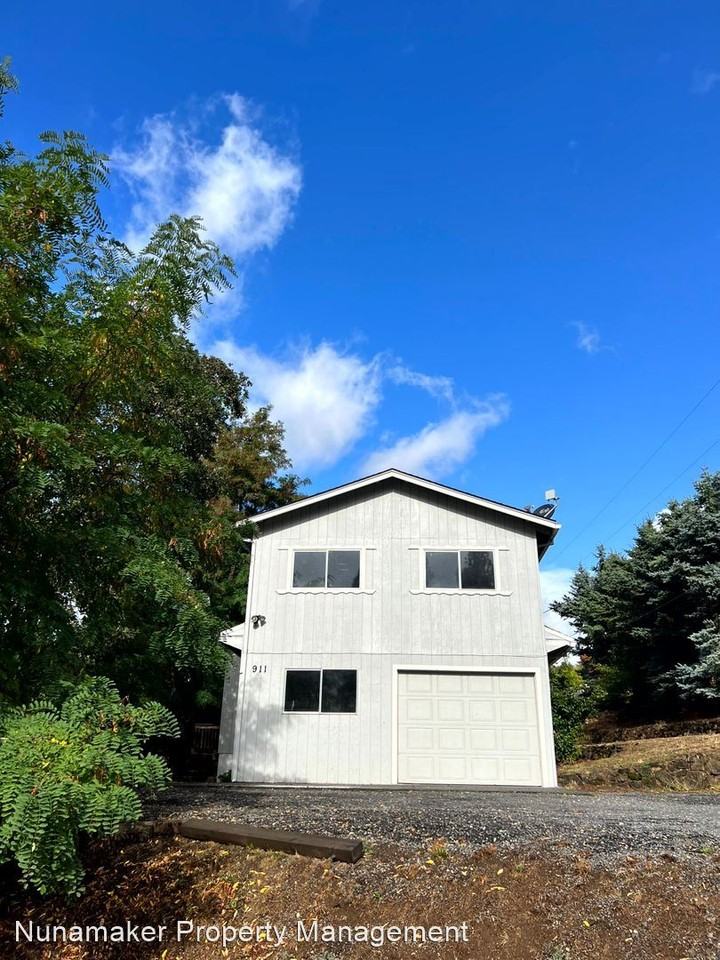 911 Ne Vine St - Photo 2 of 13