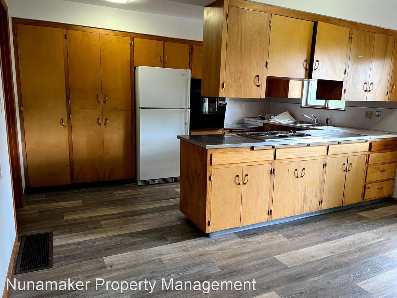 911 Ne Vine St - Photo 3 of 13