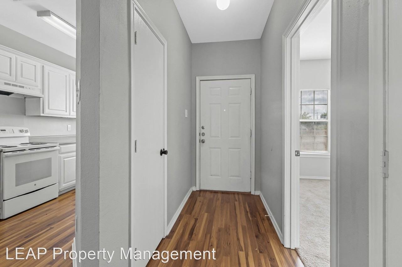 5933 Robinwood St - Photo 3 of 15