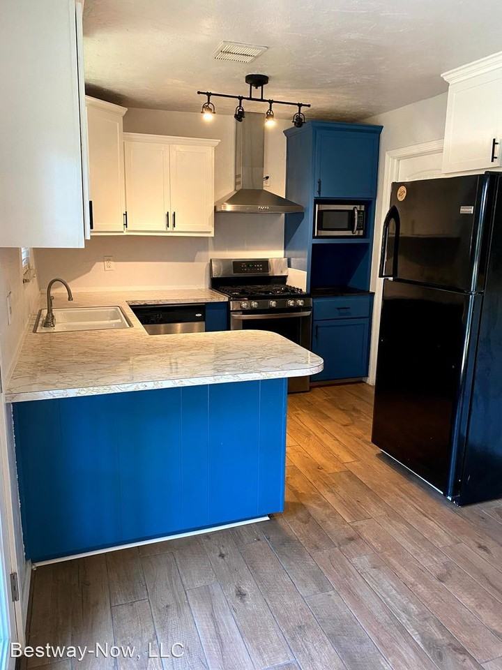 7809 S Blackwelder Ave - Photo 2 of 28