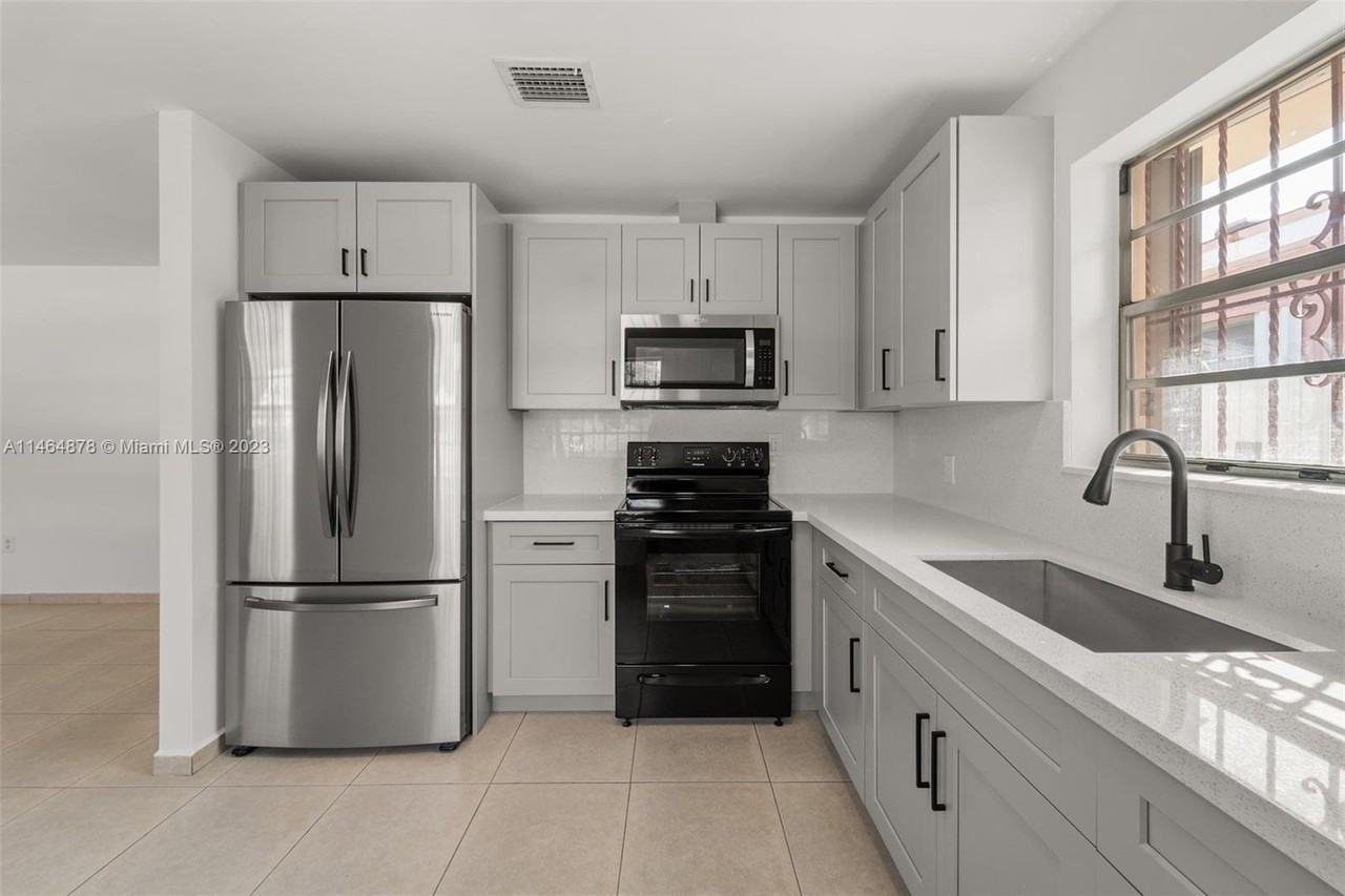 1848 Nw 5th St - Photo 3 of 8