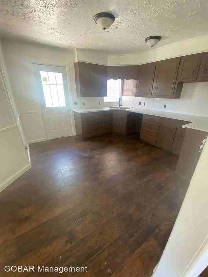 4431 Gladys Ave - Photo 3 of 12