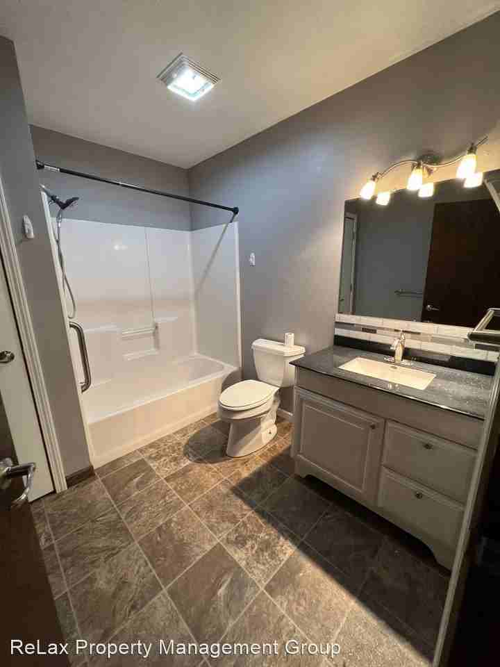 24623/24625  8th St - Photo 3 of 16