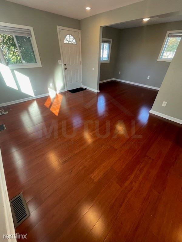 3113 Emmons Ave - Photo 3 of 13