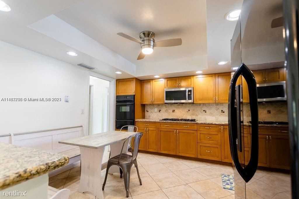 431 Nw 96th Ave - Photo 3 of 28