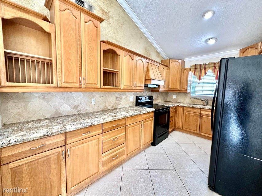 4423 Nw 99th Ave - Photo 2 of 21