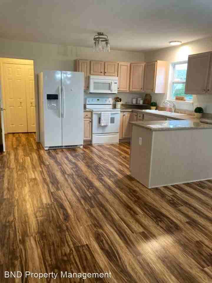 371 Arrowhead Dr - Photo 3 of 20