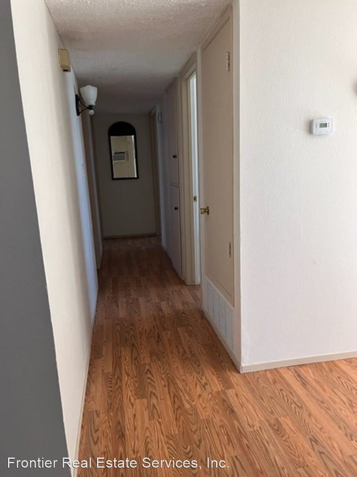 902 Oakwood St - Photo 2 of 19