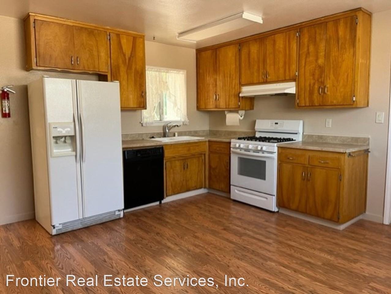 902 Oakwood St - Photo 3 of 19