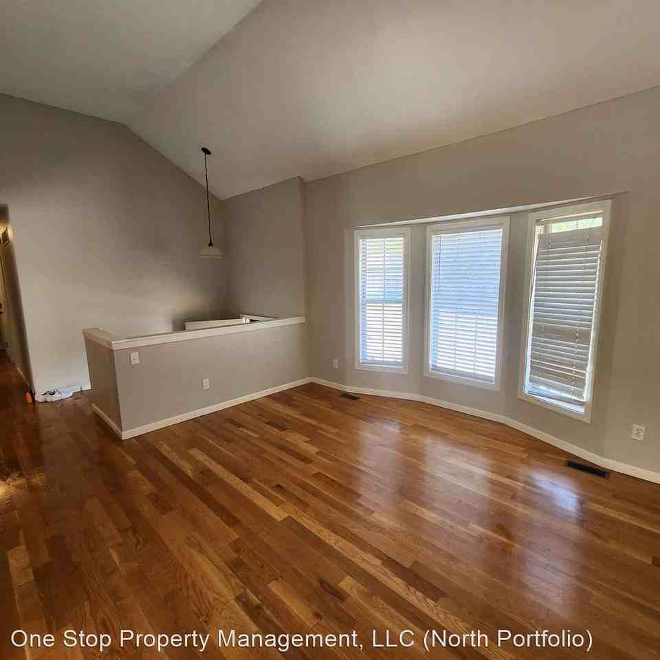 7616 Nw Rhode Ave - Photo 3 of 39