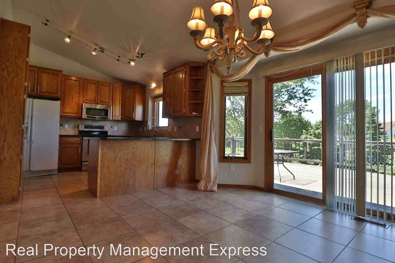 2726 S Avondale Ct - Photo 3 of 17