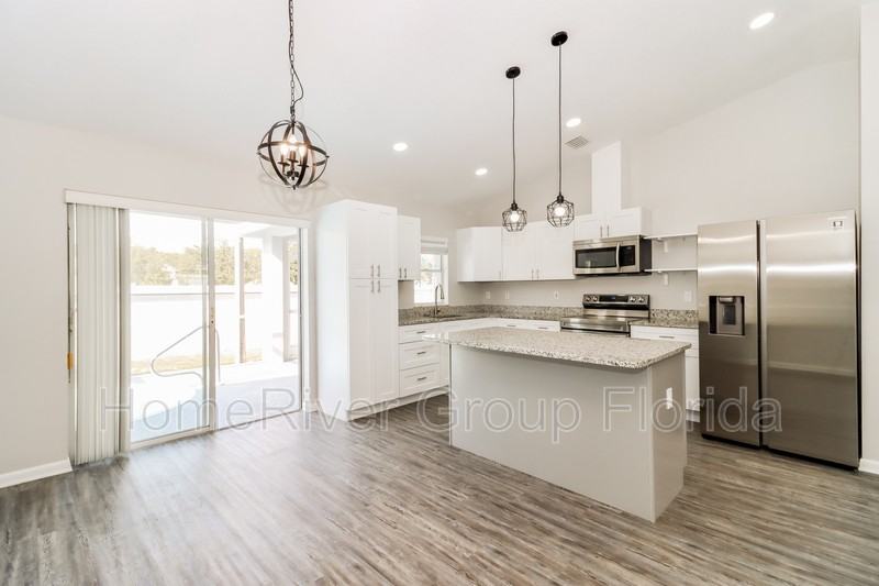 8321 Matthew Dr - Photo 3 of 17