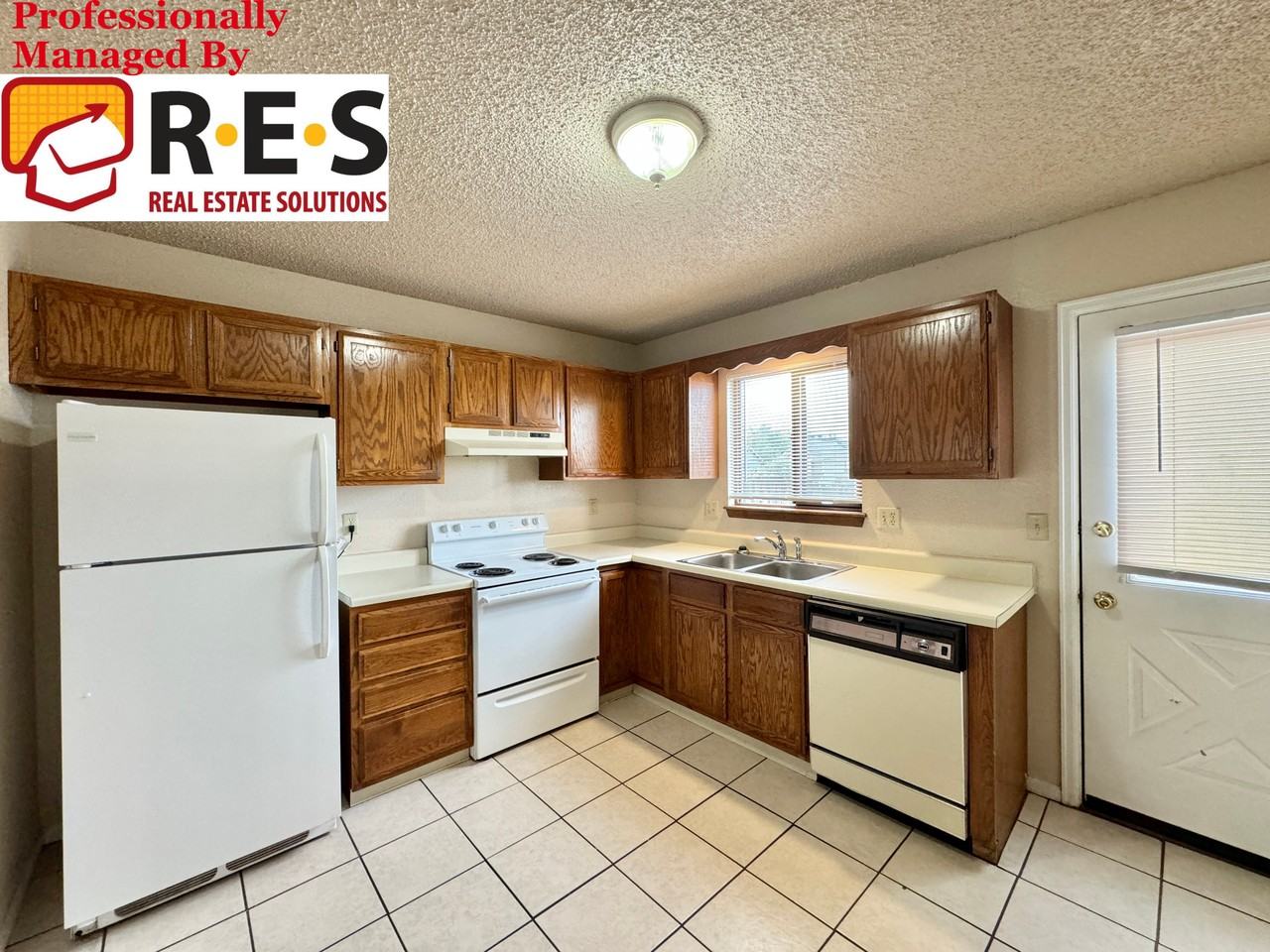 2211 Split Rock Dr - Photo 2 of 12