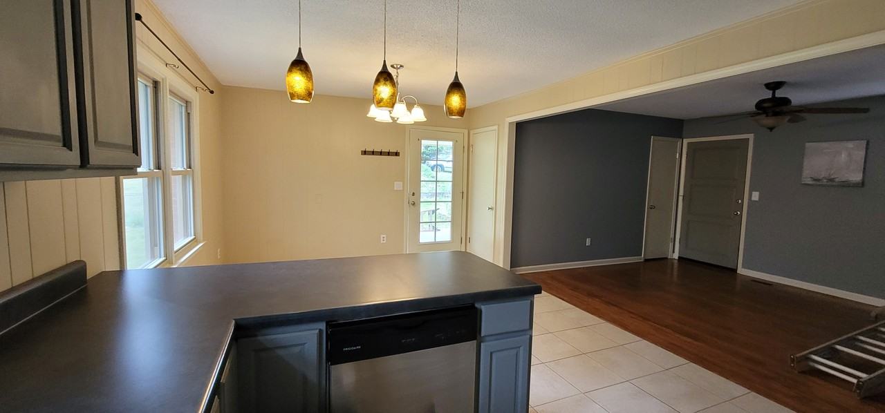 982 Avondale Dr #NA - Photo 3 of 8