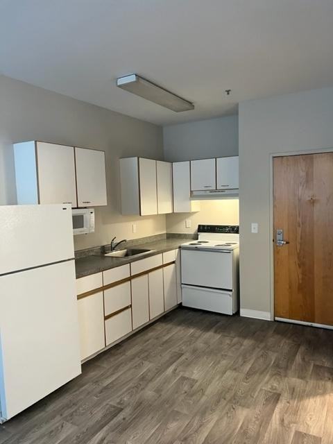 737 Southwest 17th Avenue - Photo 4 of 6