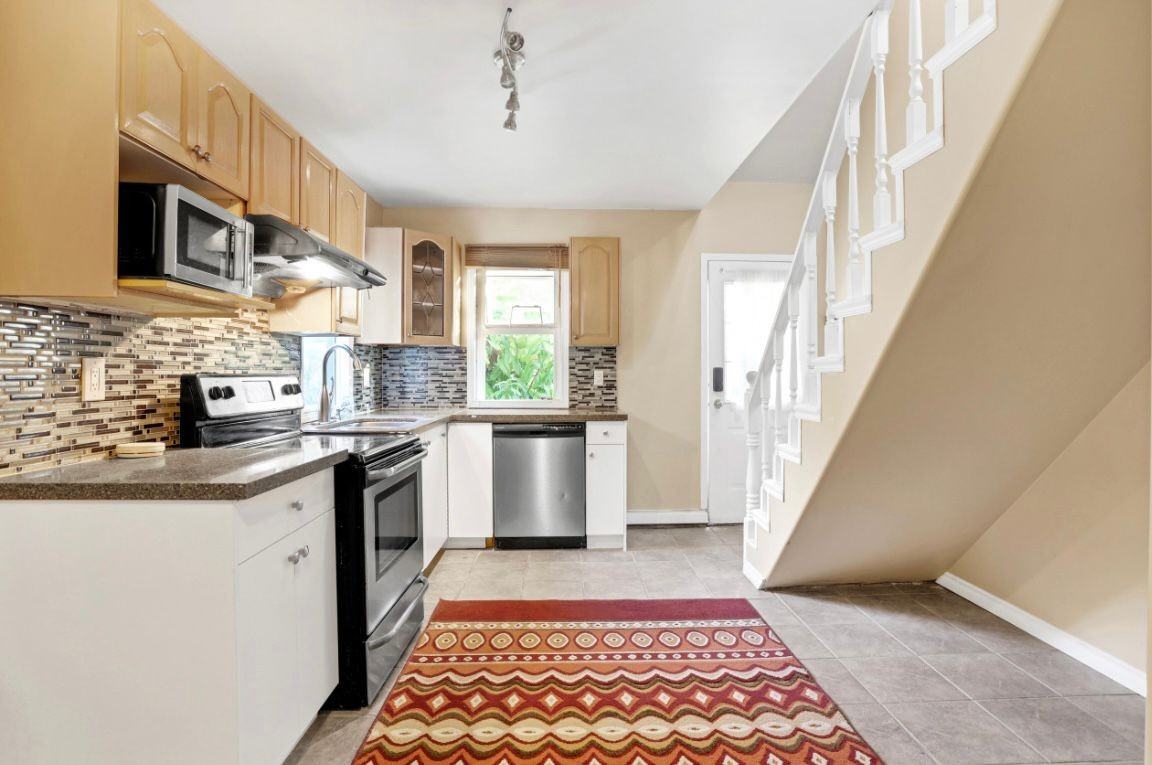 13371 21A Avenue - Photo 2 of 10