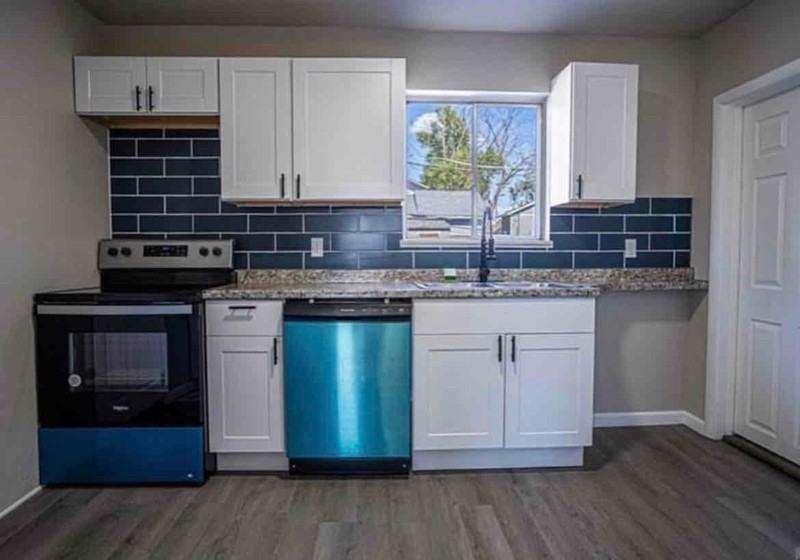 1901 E 9th St - Photo 2 of 9