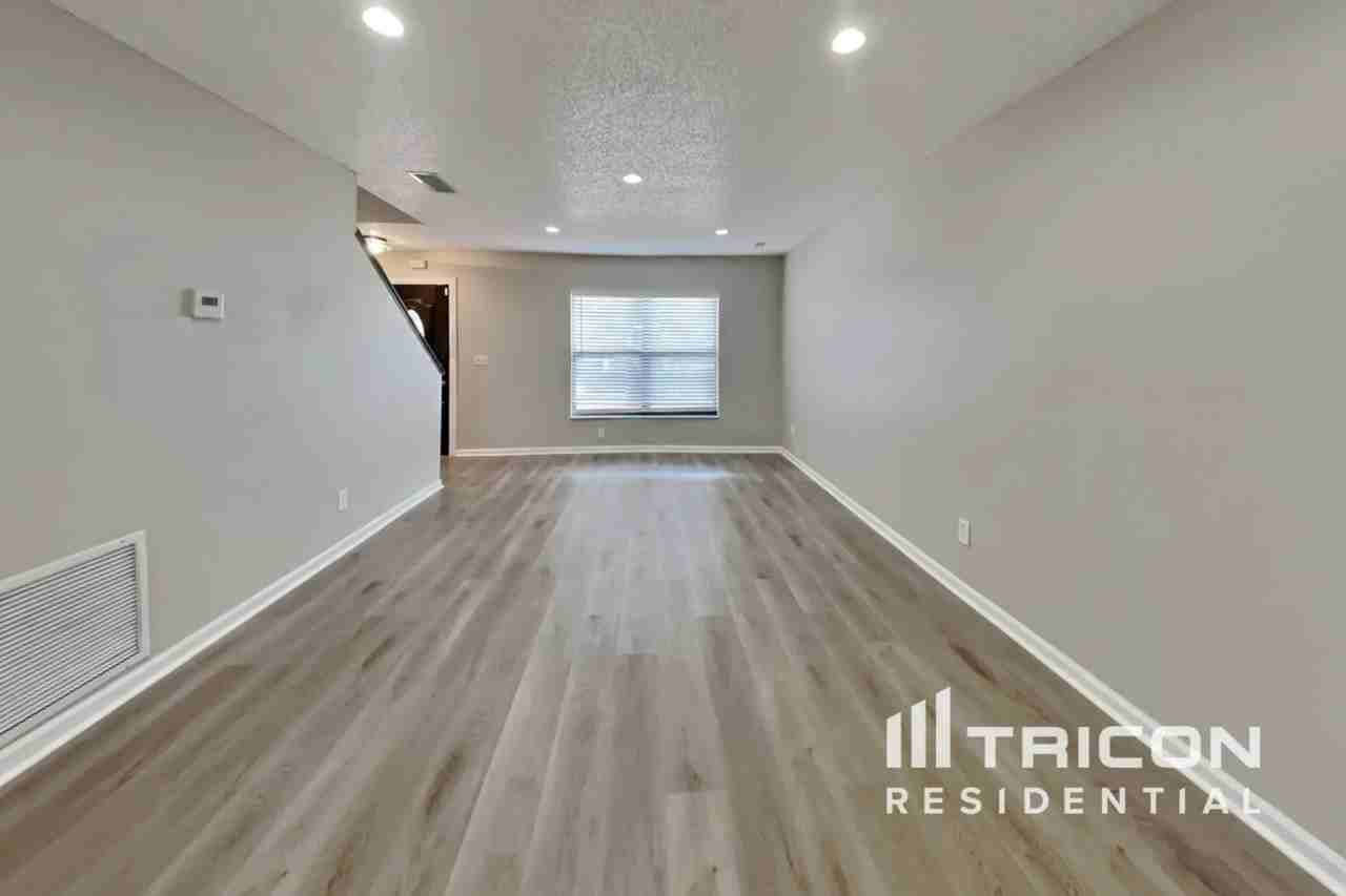 16128 Foxfire Dr - Photo 3 of 36