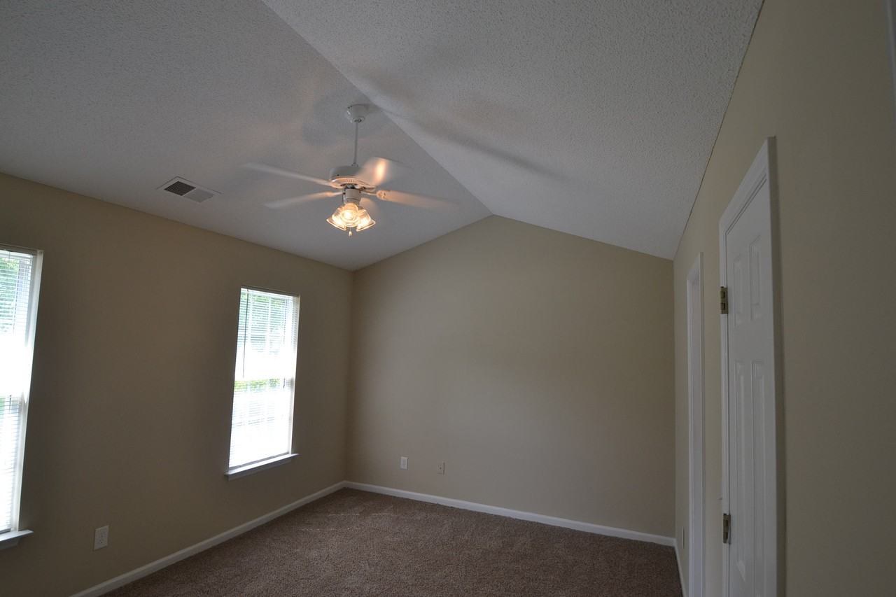 654 Montgomery Dr - Photo 2 of 6