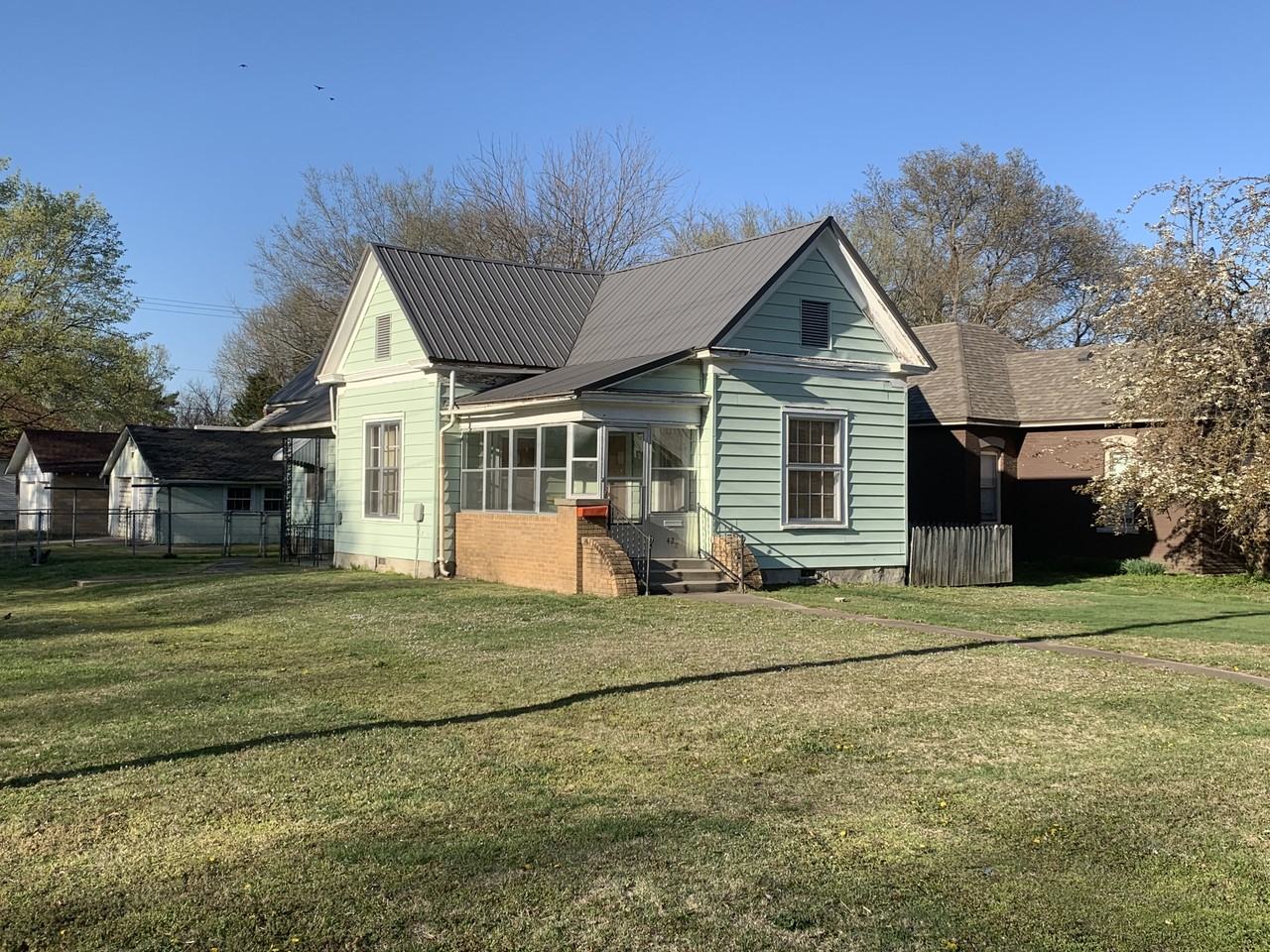 422 W 8th St #NA - Photo 3 of 11