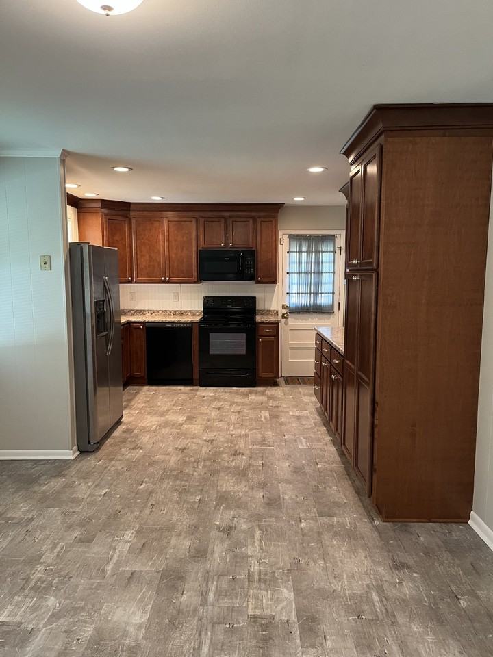 716 Desmond Dr - Photo 2 of 26