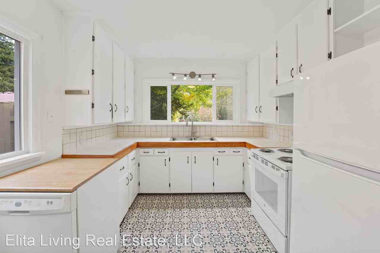 12042 Phinney Ave N - Photo 2 of 15