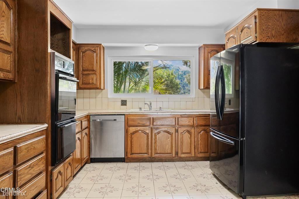 231 Sleepy Hollow Ter - Photo 2 of 10