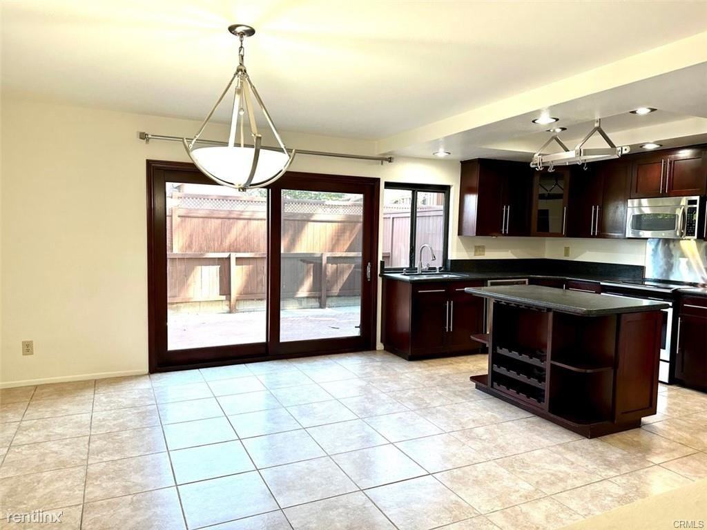 1350 Stonewood Ct - Photo 2 of 10