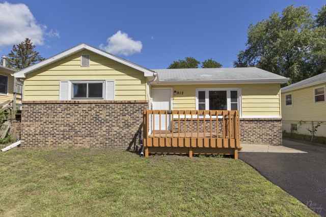 912 Oakwood Dr - Photo 2 of 15
