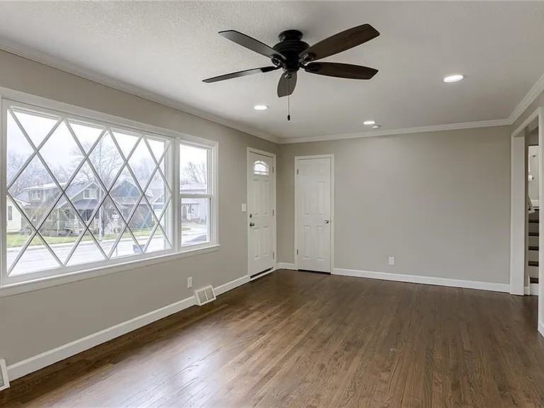 5338 Lamar Avenue - Photo 2 of 12