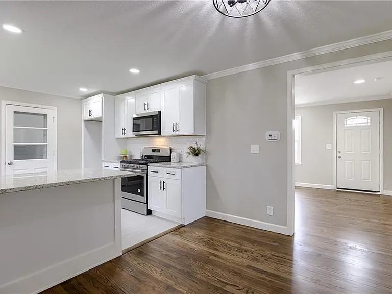 5338 Lamar Avenue - Photo 3 of 12