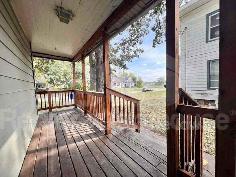 1046 22nd St - Photo 2 of 21