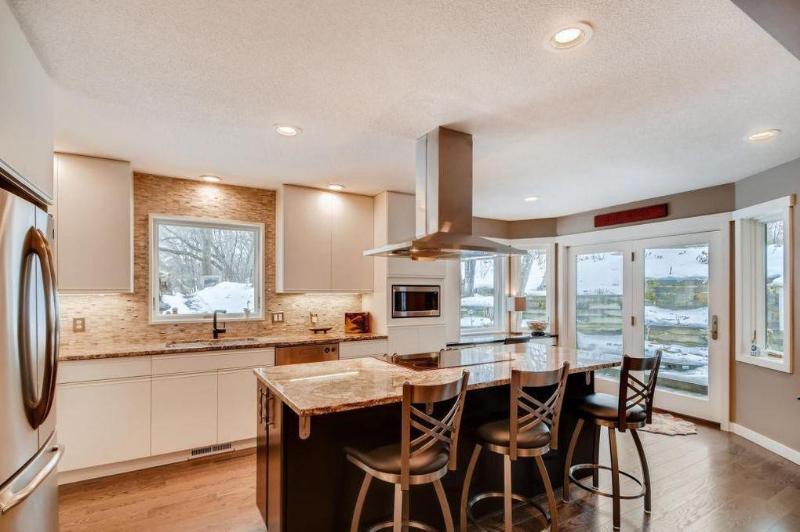 4315 Harbor Ln N - Photo 3 of 24