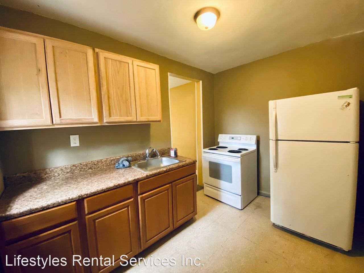 5221 Broadway Ave - Photo 3 of 9