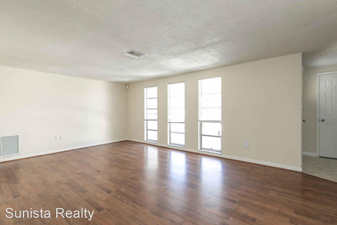 7128 Palisade Dr - Photo 3 of 26