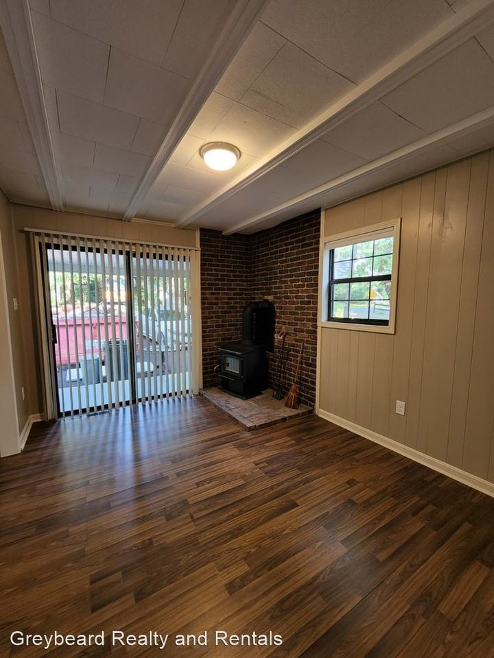 106 Louisa St - Photo 3 of 20