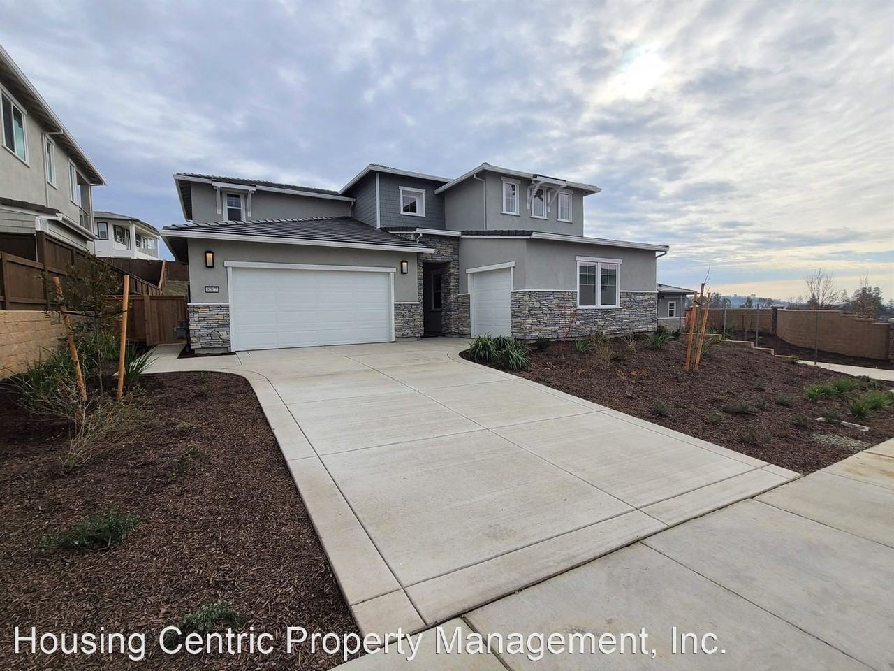 8067 Grant Dr - Photo 3 of 43