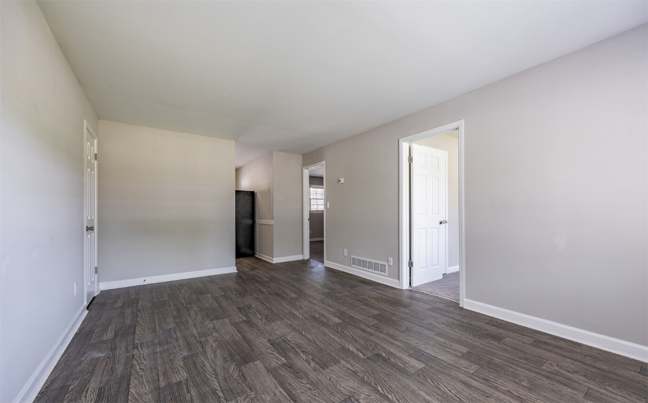 240 Lanier Ave. W - Photo 3 of 28