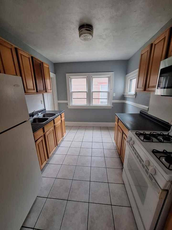 328 W 20th St - Photo 3 of 7