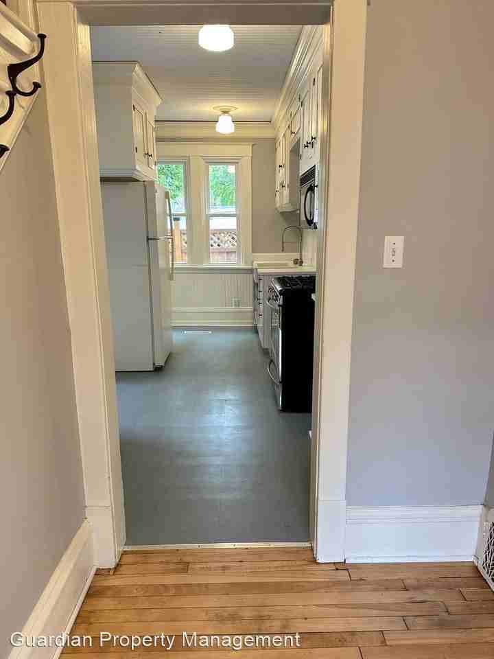 815 W 38th St - Photo 3 of 24