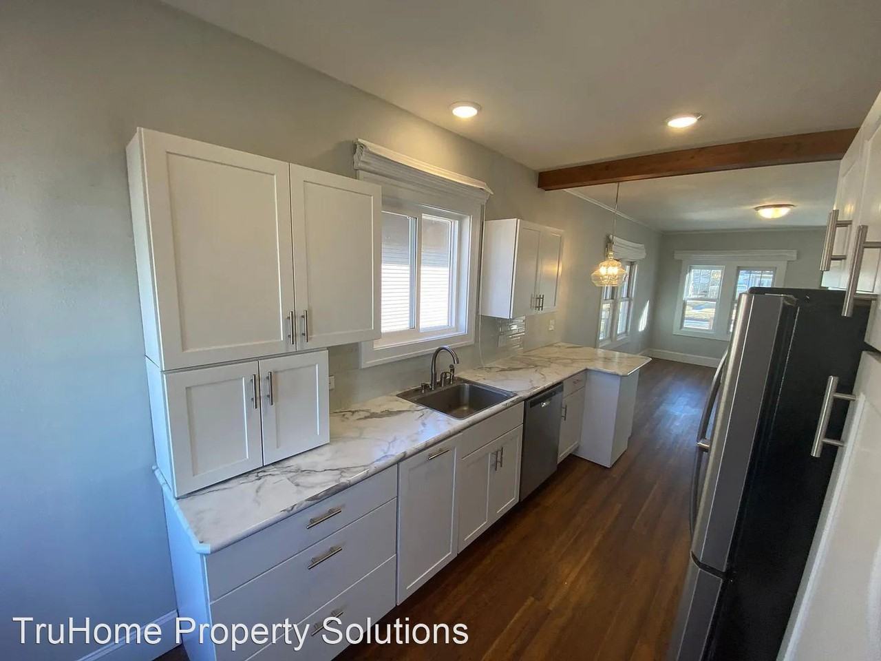 110 Conklin Ave - Photo 3 of 25